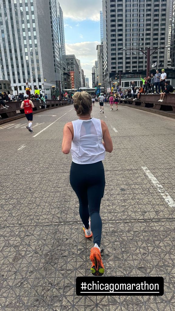 TJ Holmes shares a photo of girlfriend Amy Robach running the Chicago Marathon, shared on Instagram Stories