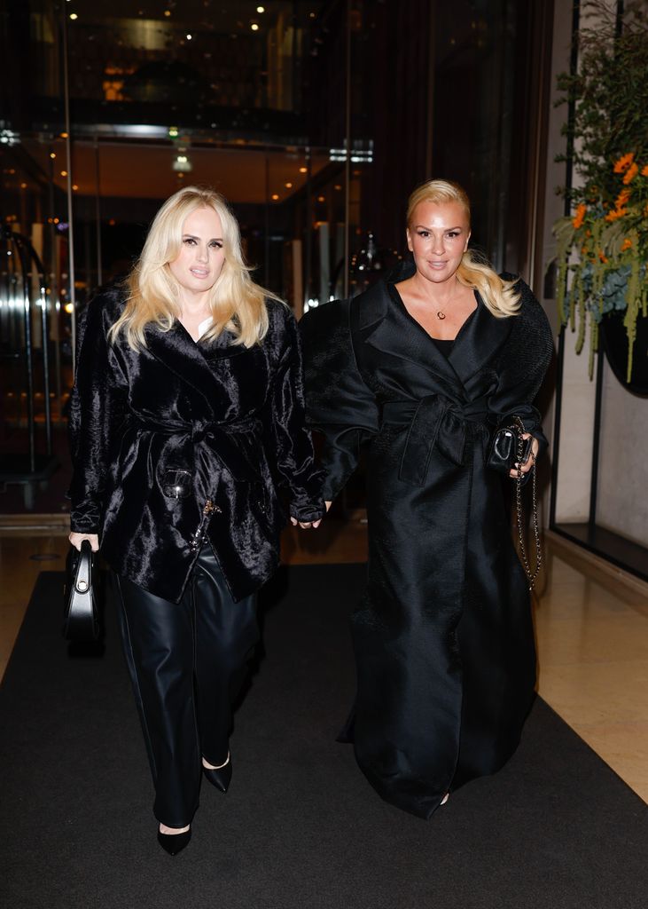 Rebel Wilson e Ramona Agruma andando com roupa toda preta