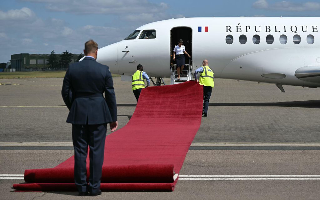 red carpet rolled out of plane for state visit 