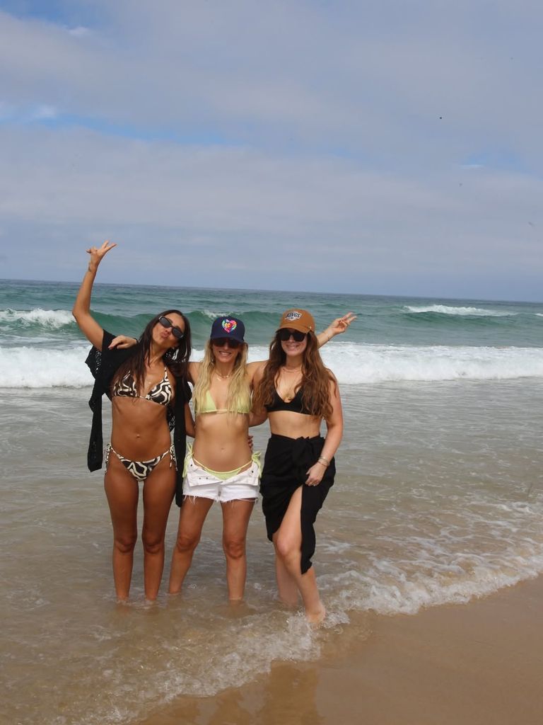 Jessica Alba in bikini posing on the beach with her friends
