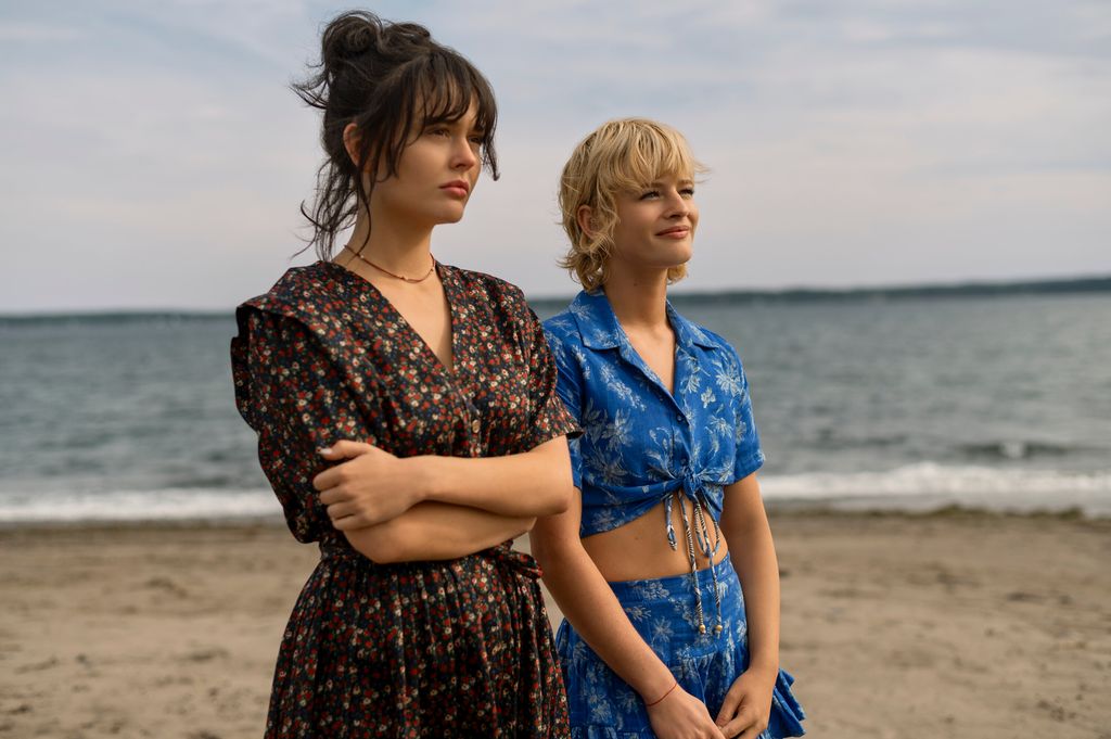  Emily Alyn Lind as Cadence Sinclair Eastman and Esther McGregor as Mirren Sinclair Sheffield