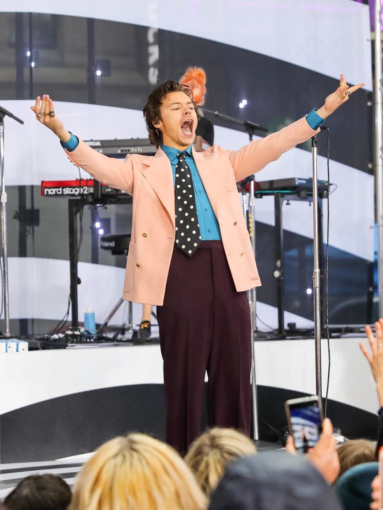 Harry Styles é visto se apresentando no show ‘Today’ no Rockefeller Plaza em 26 de fevereiro de 2020 na cidade de Nova York. (Foto de Jose Perez/Bauer-Griffin/GC Images)