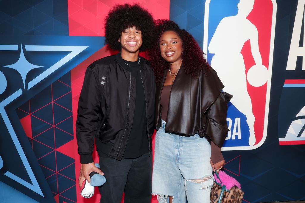 Le fils de Jennifer Hudson domine sa célèbre maman sur une nouvelle photo prise lors d'une sortie très spéciale 2 David Daniel Otunga Jr. et Jennifer Hudson au NBA All-Star Game 2026 qui s'est tenu à l'Intuit Dome le 15 février 2026 à Los Angeles, Californie