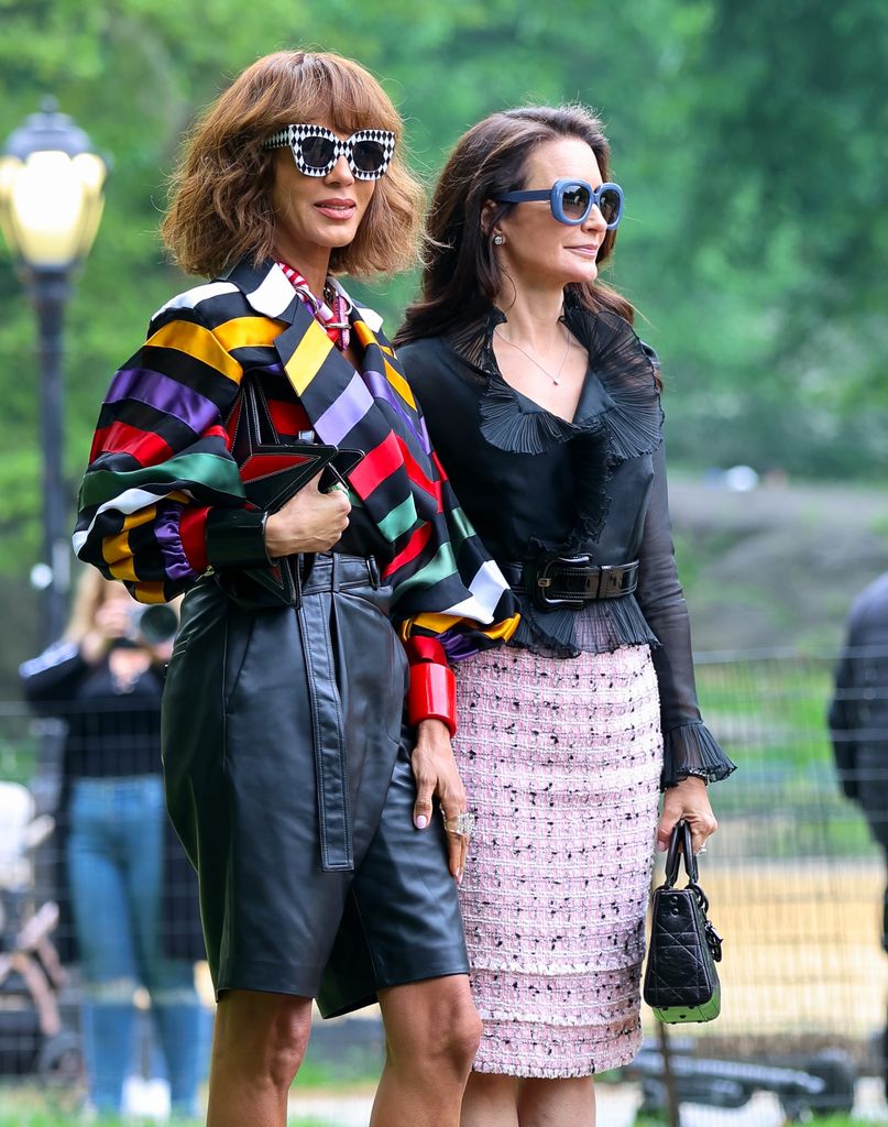  Nicole Ari Parker e Kristin Davis são vistas no set de "E assim mesmo" no Central Park em 13 de maio de 2024 na cidade de Nova York. 