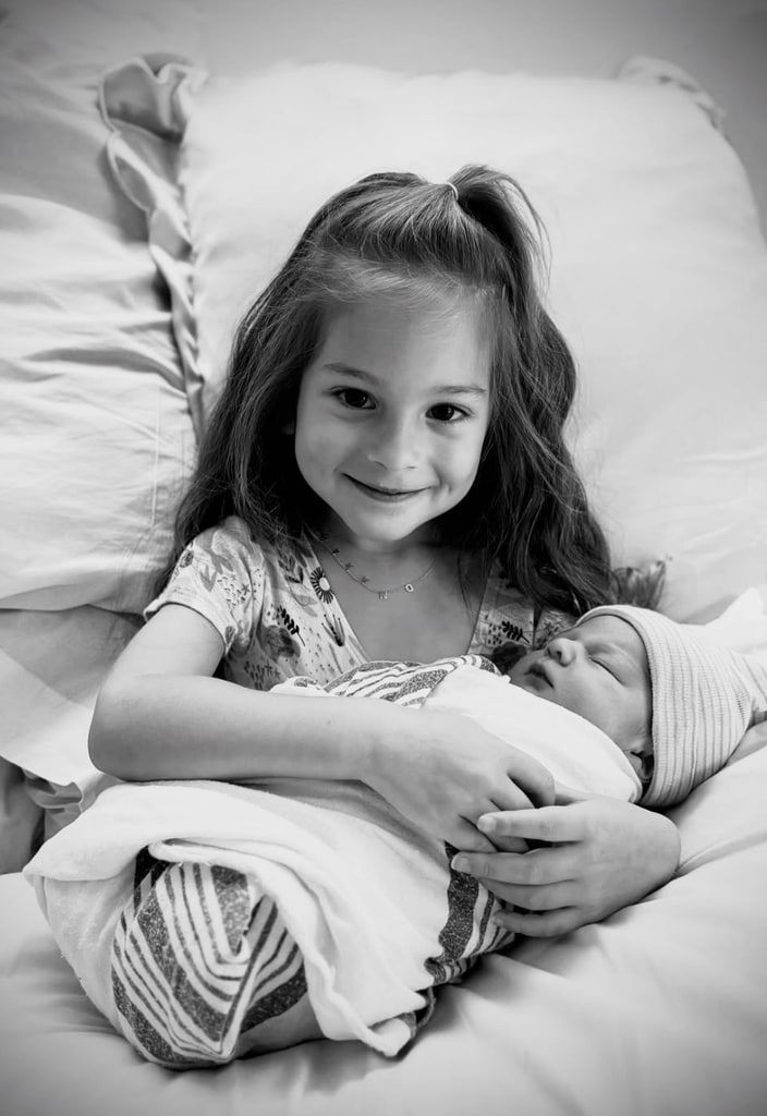 Photo partagée par Wilmer Valderrama et sa fiancée Amanda Pacheco annonçant la naissance de leur deuxième enfant, un fils nommé Wolf, mettant en vedette leur fille Nakano le tenant