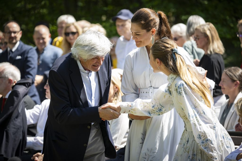 Giuseppe Penone shaking hands of Crown Princess Victoria and Princess Estelle 