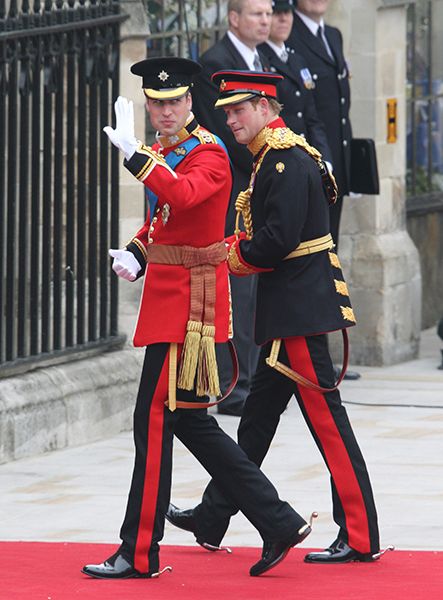 prince william waving at royal wedding