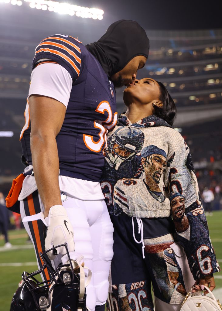 jonathan owens kissing simone biles at soldier field