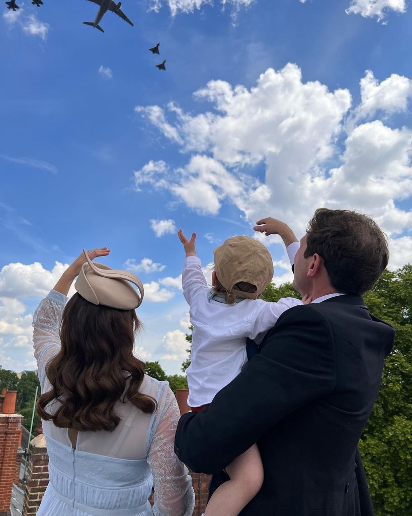 August Brooksbank waving at planes with Eugenie and Jack