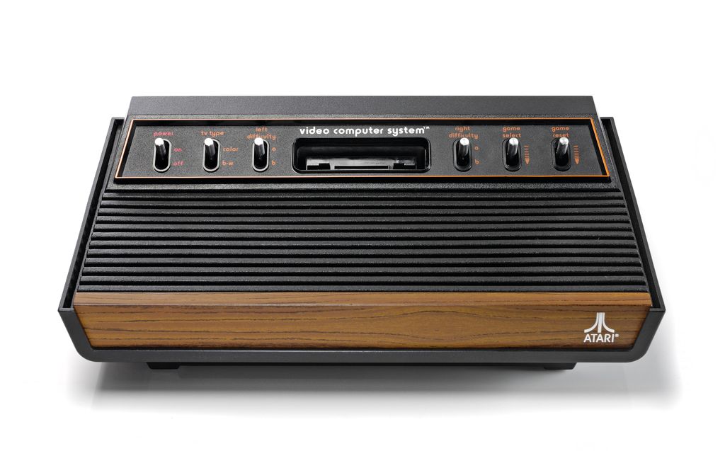Une console de jeu vidéo Atari 2600 vintage des années 1970 photographiée sur fond blanc, prise le 26 mars 2009. (Photo de Neil Godwin/GamesMaster Magazine via Getty Images)