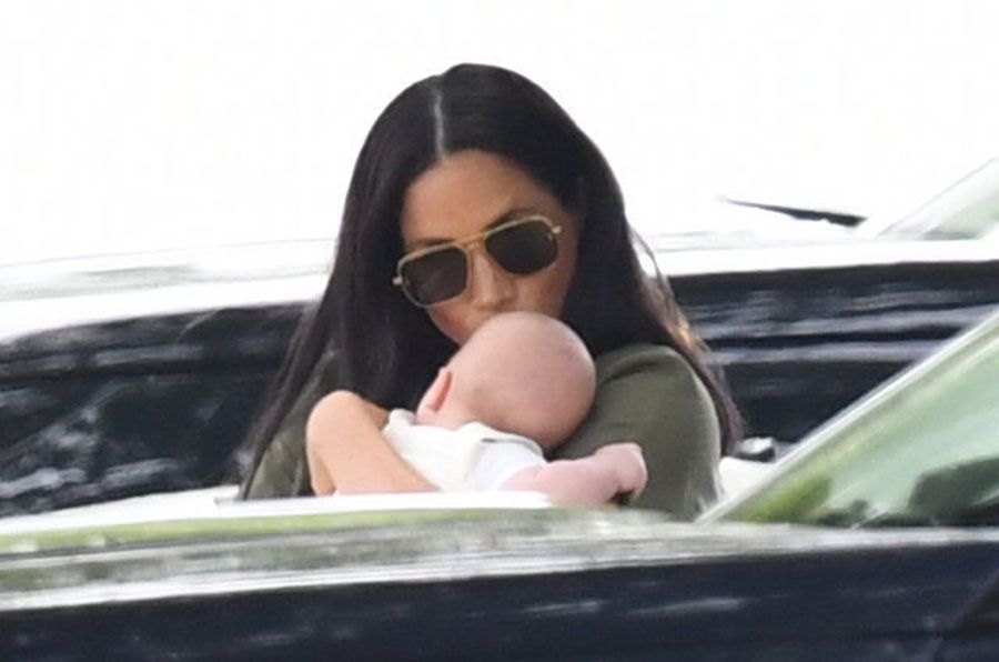 meghan kissing archie