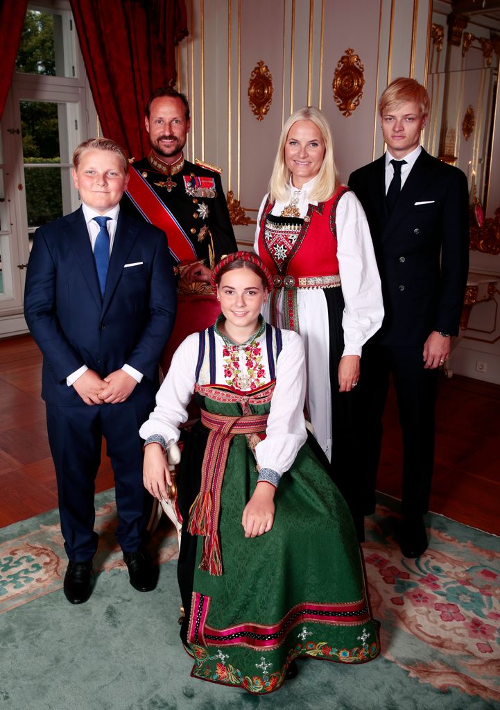 Prinzessin Ingrid Alexandra (Mitte) posiert mit ihren Geschwistern und Eltern (von links) Prinz Sverre Magnus, Kronprinz Haakon, Kronprinzessin Mette-Marit und Marius Borg Hoiby 