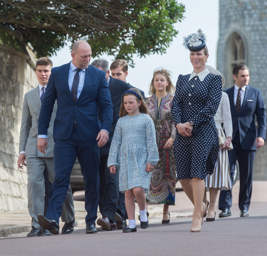 Mike Tindall, Mia Tindall e Zara Tindall caminhando para a igreja