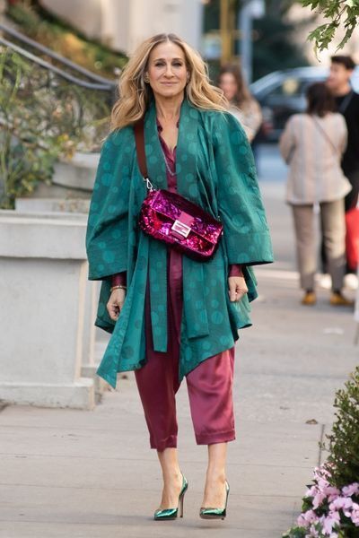 hannah on X: Carrie Bradshaw with her pink sequin Fendi baguette