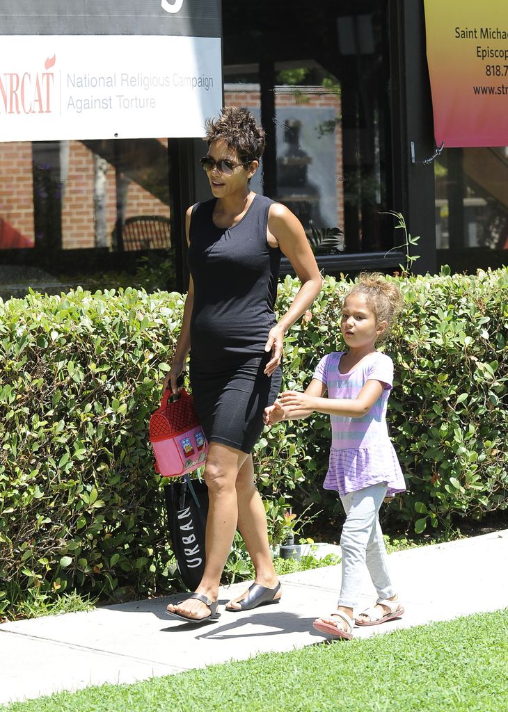 Halle Berry, maman adorée, a du mal alors que sa fille se prépare à quitter la maison : « Difficile à accepter » 4 Halle a parlé de douleurs de croissance