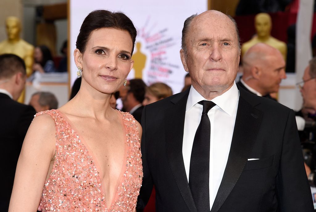 Robert Duvall décède « paisiblement chez lui » à l'âge de 95 ans alors que sa famille publie une déclaration émouvante 4 Robert avec sa femme Luciana