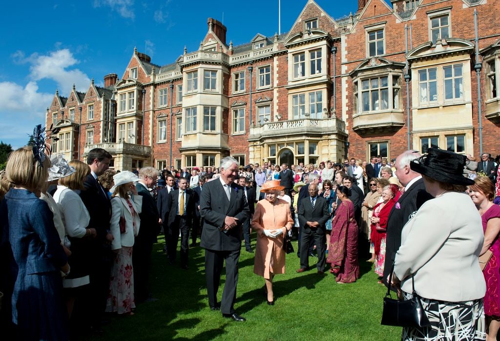   La reine Elizabeth II accueille ses invités lors d'une garden-party en l'honneur de son jubilé de diamant au Queen's Sandringham Estate le 12 juin 2012 à Norfolk, en Angleterre.