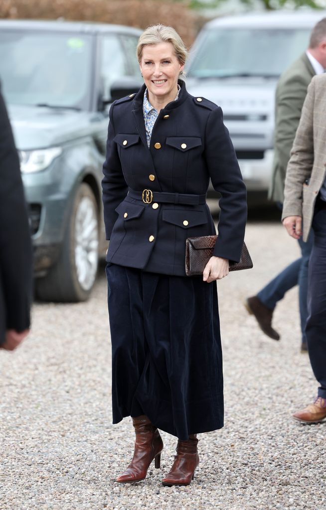 Sophie in navy look with brown boots