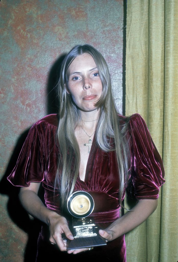 Joni Mitchell après avoir remporté un Grammy