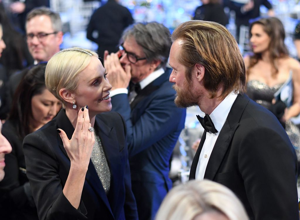 Charlize Theron en blazer noir et Alexander Skarsgard en smoking parlent lors de la 26e cérémonie annuelle des Screen Actors Guild Awards. 