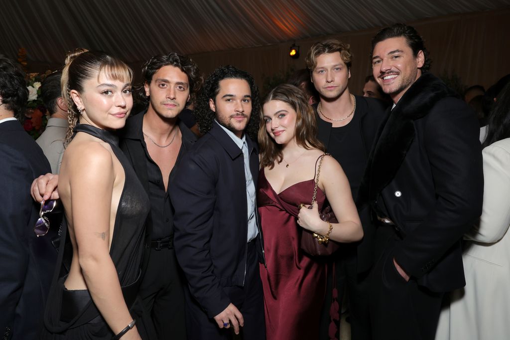 La prochaine série d'amour épicée sur le hockey de la star de Pitt, Off Campus, est sur le point d'être le sujet brûlant sur toutes les lèvres 3 Mika Abdalla (à gauche) avec ses co-stars Off Campus Antonio Cipriano, Jalen Thomas Brooks, Ella Bright, Stephen Kalyn et Belmont Cameli