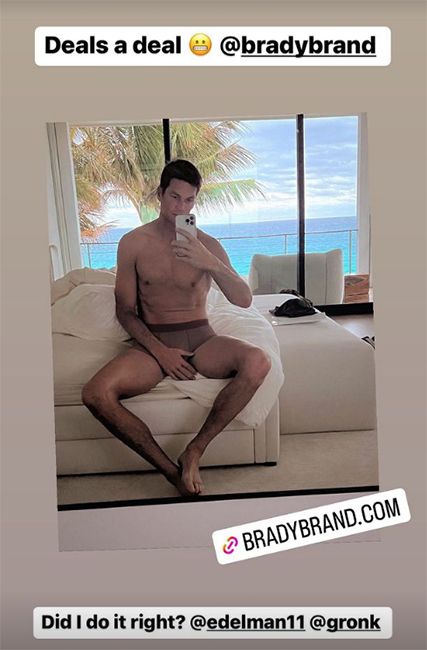 Tom Brady takes mirror selfie in underwear