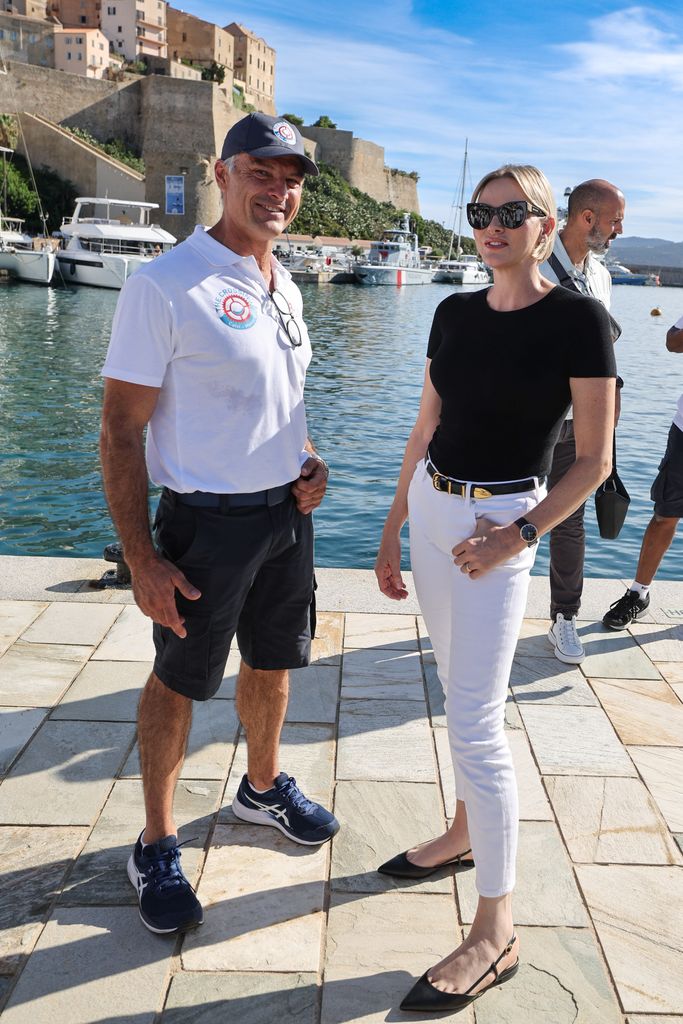 O príncipe Alberto II e a princesa Charlene de Mônaco comparecem à largada da 2ª corrida beneficente de bicicleta aquática 'Crossing: Calvi-Monaco'