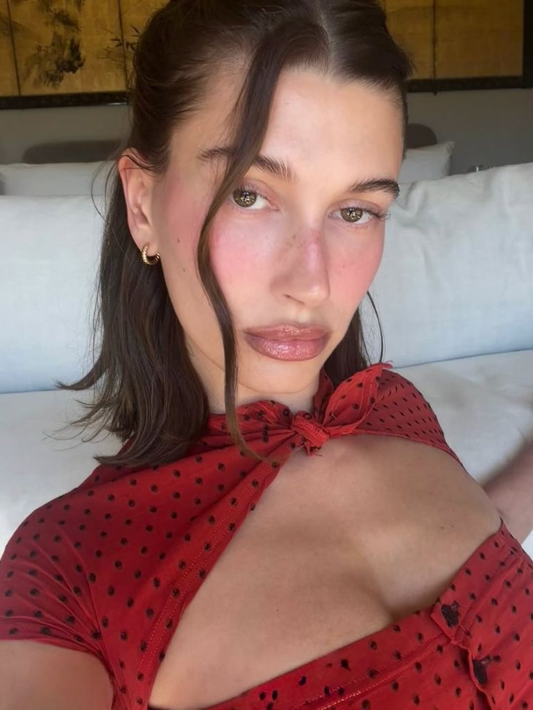 Hailey Bieber en haut à pois rouge