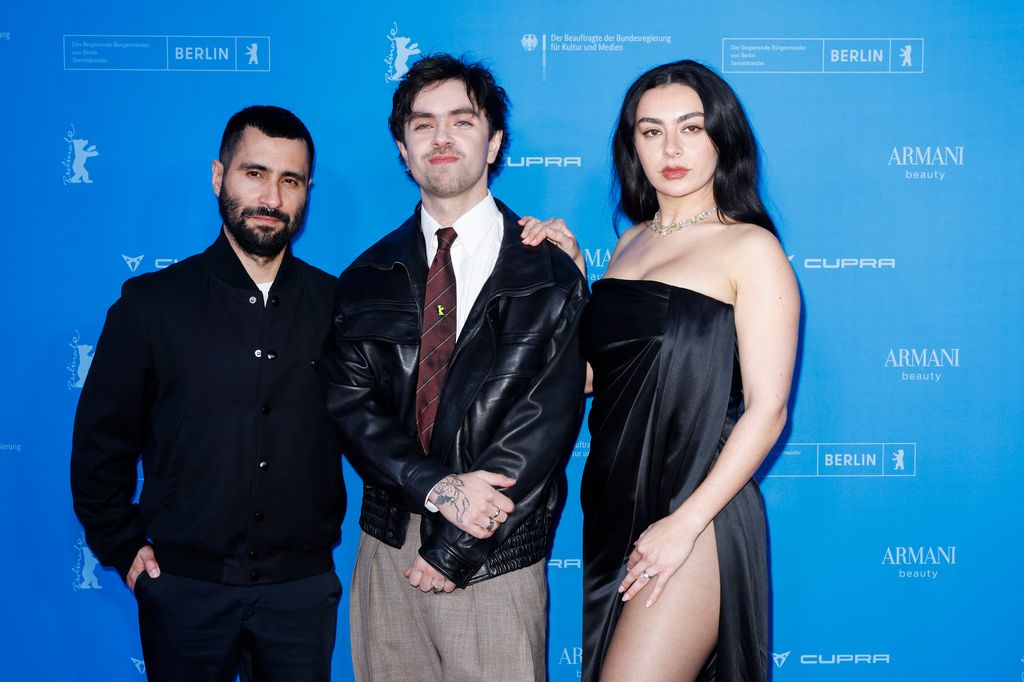 Charli XCX vole la vedette dans une robe noire audacieuse à l'avant-première de Berlin 4 Charli avec David Hinojosa et Aidan Zamiri