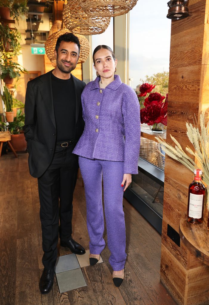 Dans un costume noir raffiné, Cyril Ibrahim a posé avec la journaliste en technologie de la mode Natalie Salmon dans une veste en tweed violette en texturation, et associée à un pantalon lors d'un dîner de whisky organisé par le London Gentleman's Journal et Starhill Farm.