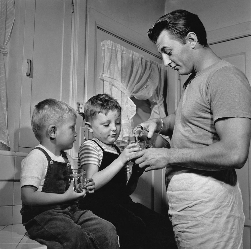 Robert Mitchum at home with his sons Christopher and James circa 1946.