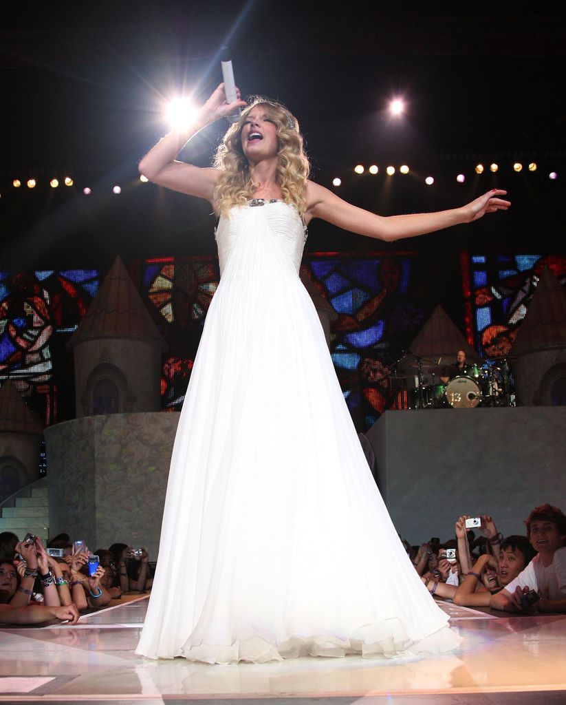 Taylor Swift in a white dress in 2009