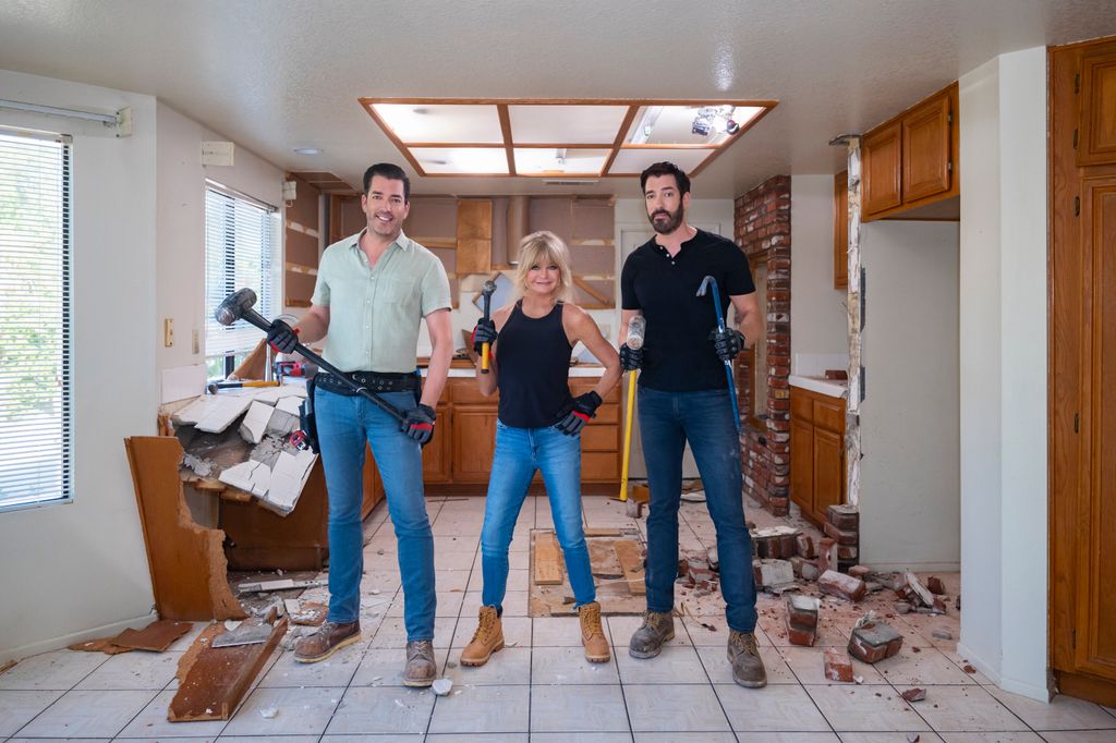 Jonathan and Drew Scott, Goldie Hawn in a demoloished kitchen on Celebrity IOU