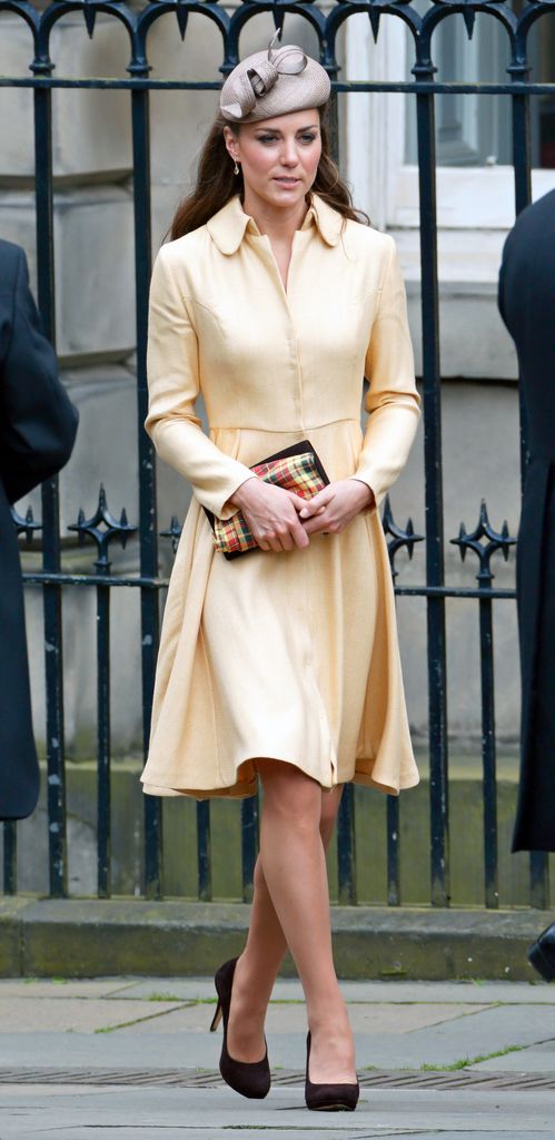 Kate Middleton lleva un vestido de mantequilla amarilla en 2012