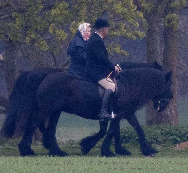 queen horse riding