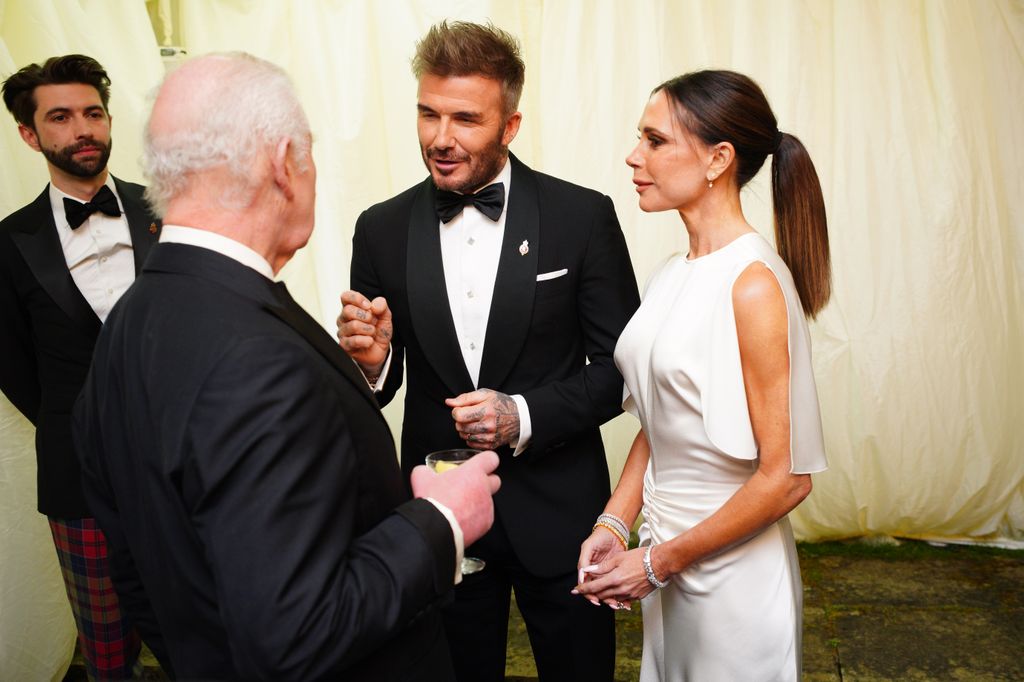 Raja Charles III berbicara kepada David Beckham dan Victoria Beckham saat makan malam untuk merayakan makanan lambat di perkebunan Gloucestershire King Charles III, Highgrove Gardens pada 7 Februari 2025 Intetbury, Inggris. 