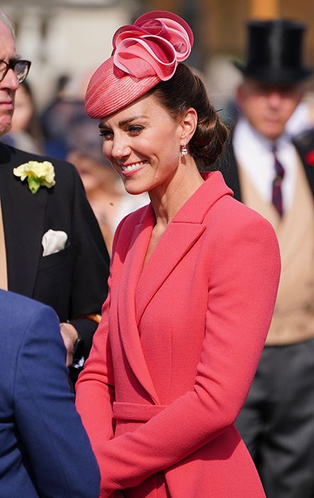 kate middleton at garden party close up
