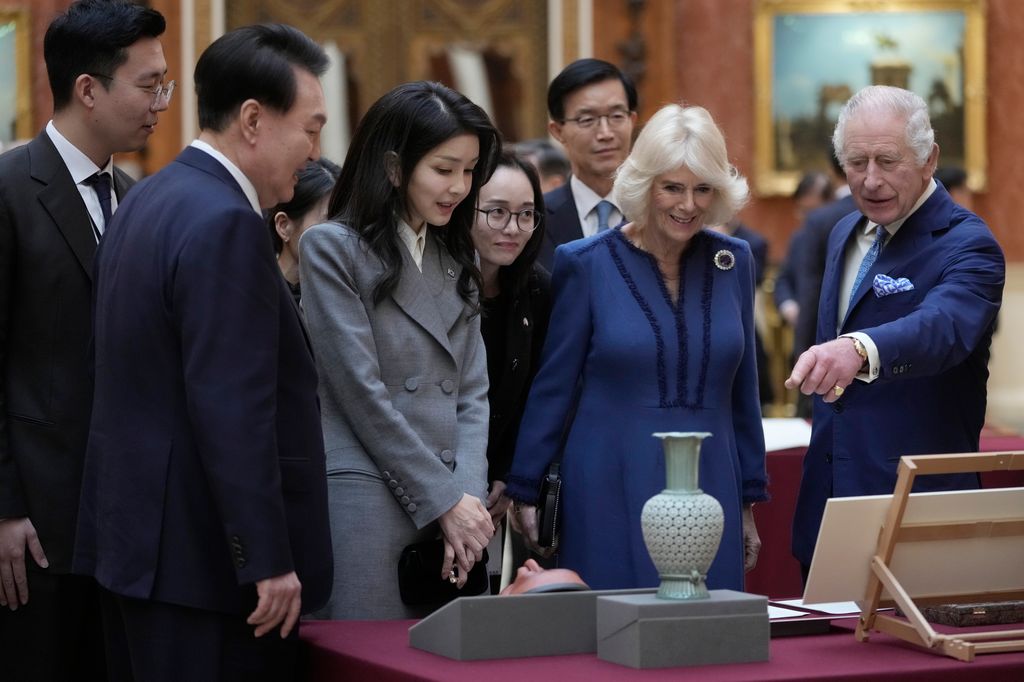 South Korea's President views display of Korean items in Picture Gallery at Buckingham Palace