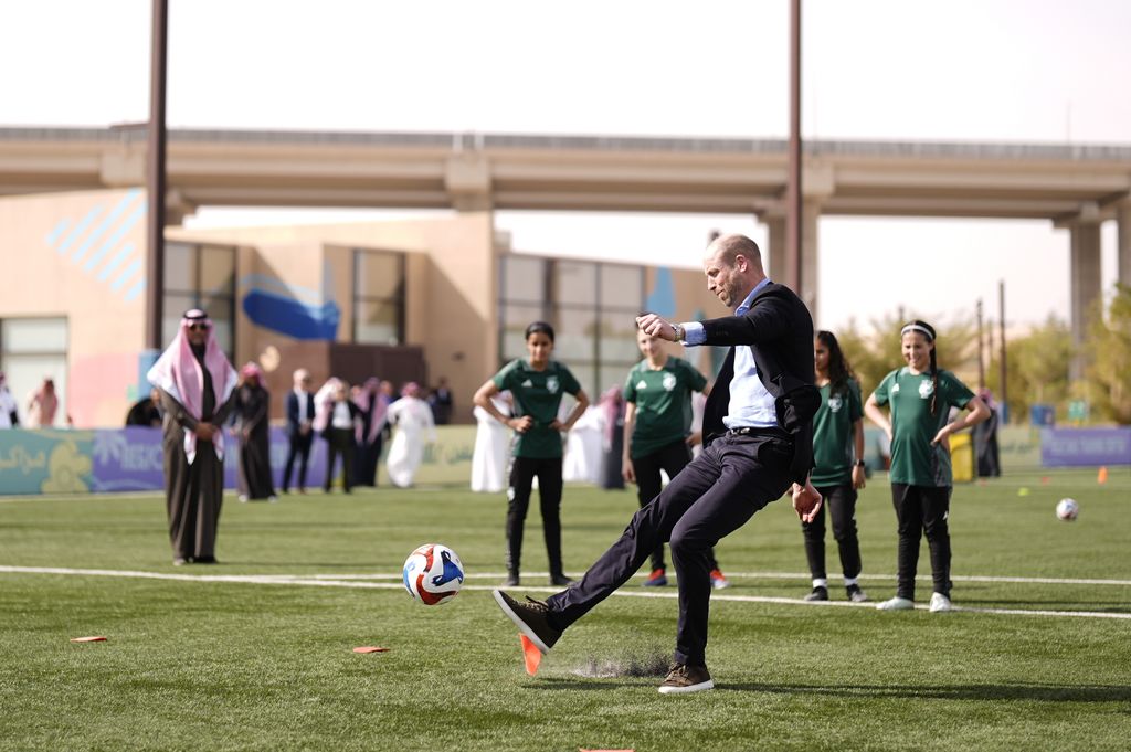 Le prince William tire un penalty lors d'une visite à MISK Sports City à Riyad, pour en savoir plus sur le rôle croissant des femmes dans la société et en particulier sur leur participation croissante au sport.