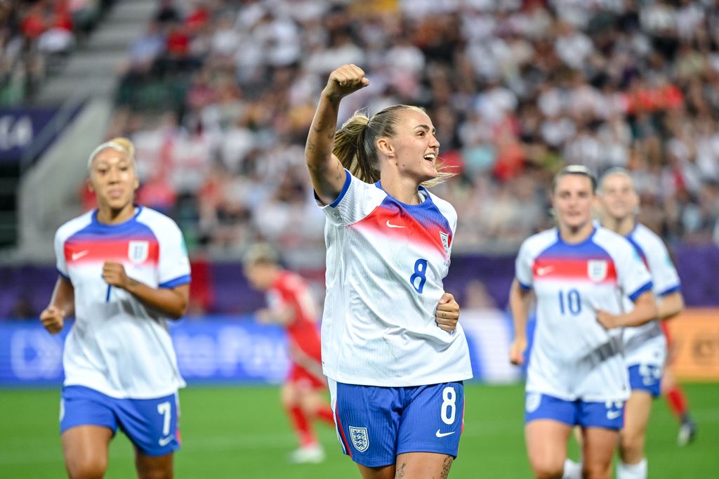 Georgia Stanway et d'autres joueurs d'Angleterre célébrant un but