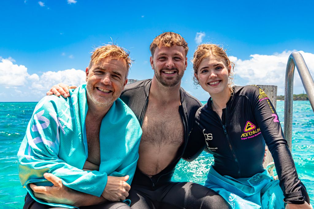 Deux hommes avec une femme avec fond de mer