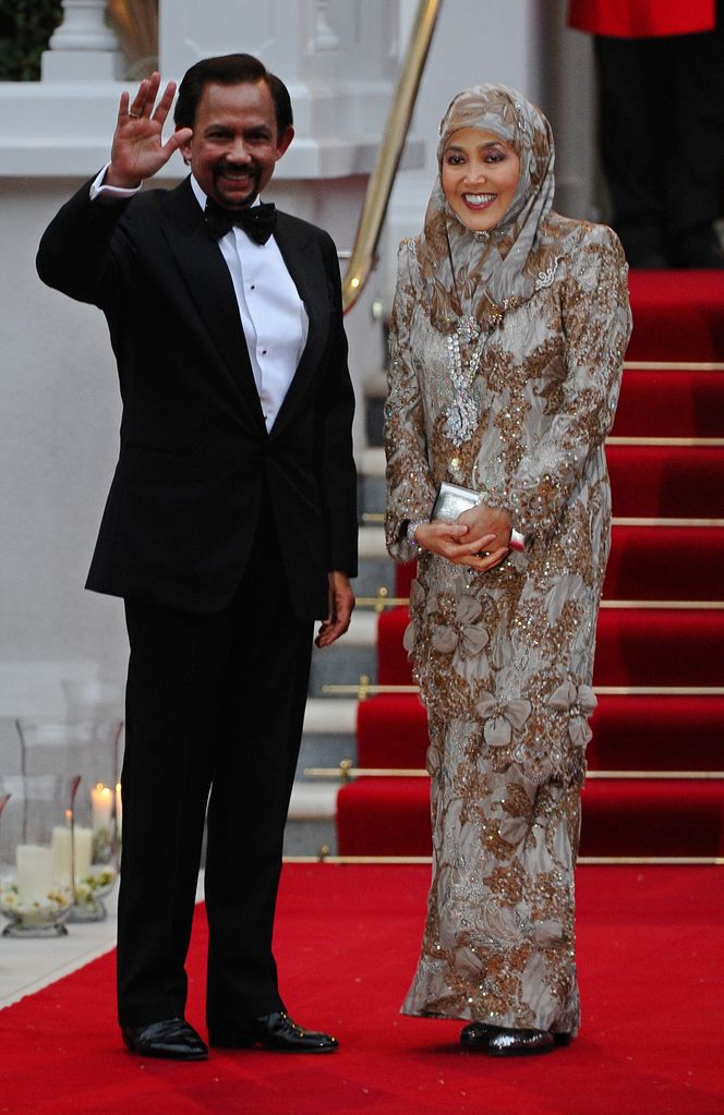 The Sultan of Brunei attended a dinner hosted by the late Queen Elizabeth II in London on the eve of the Kate and William's royal wedding in 2011. 