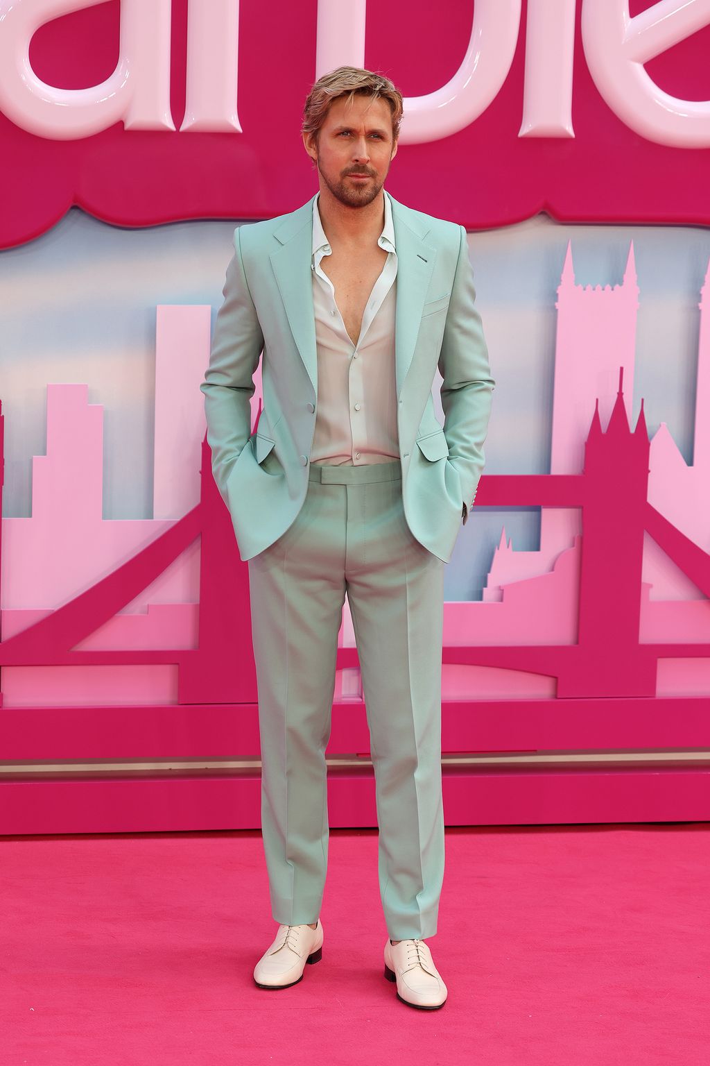 Ryan Gosling dares to wear pink pants on the red carpet