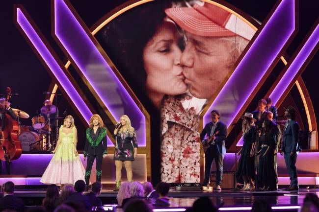 Carrie Underwood, Reba McEntire, Miranda Lambert at the CMAs performing tribute to Loretta Lynn