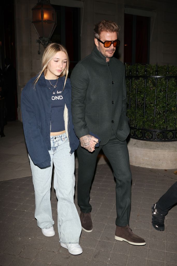 David Beckham e Harper Beckham saindo de seu hotel durante a Moda Feminina Primavera/Verão 2025 como parte da Paris Fashion Week em 