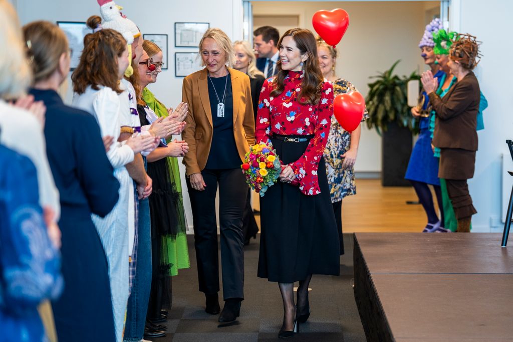 Queen Mary greeting hospital clowns 