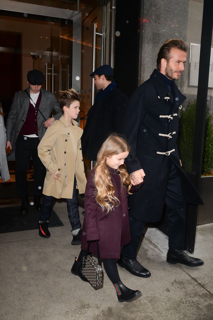 Harper Beckham e David Beckham são vistos caminhando em Mitown em 12 de fevereiro de 2017 na cidade de Nova York.