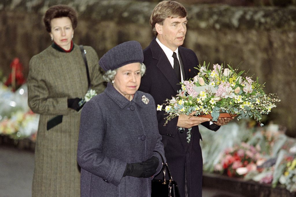 Princess Anne wearing the coat in 1996 to lay a wreath et the entrance of Dunblane Primary School