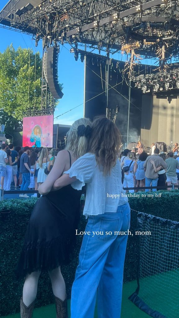 Maggie McGraw watches concert with mom Faith Hill