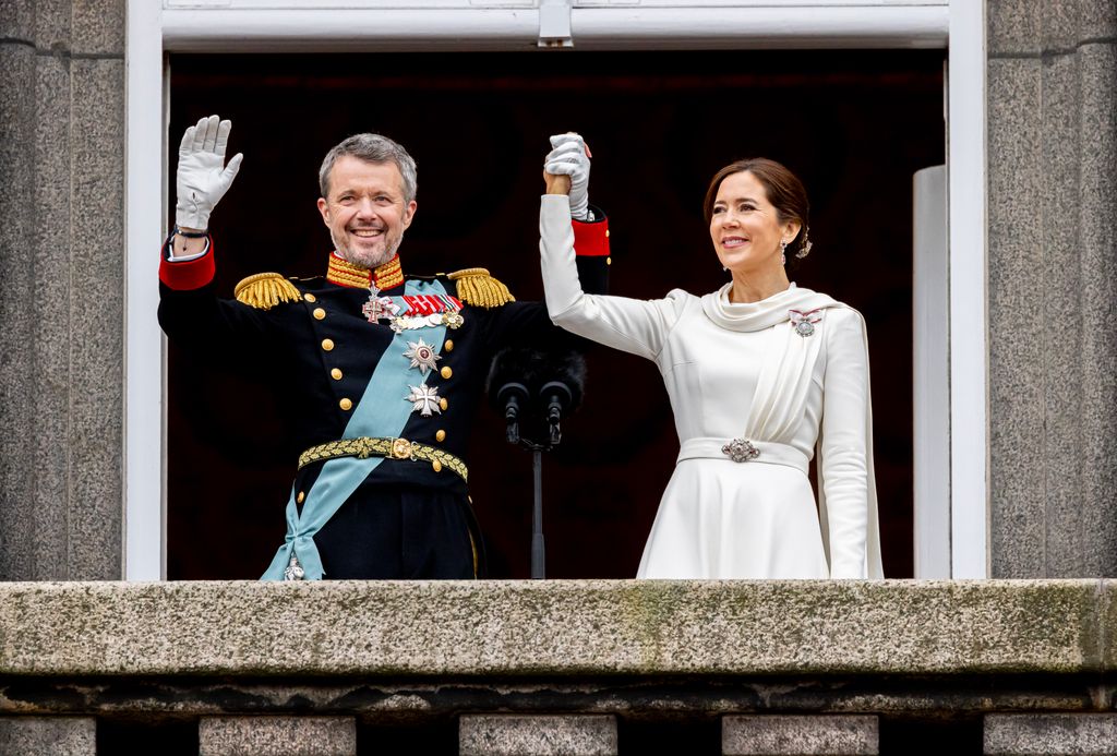 mary and frederik wave on balcony